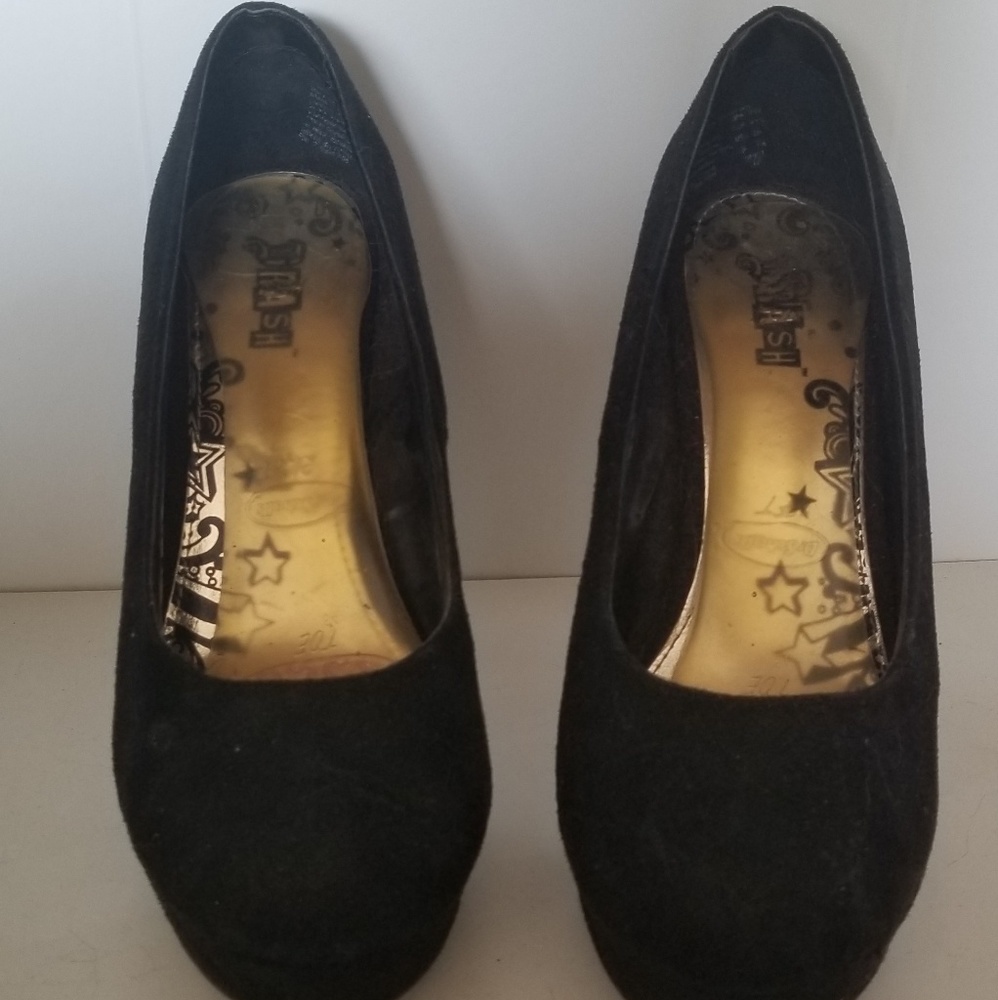 Black high heeled pumps